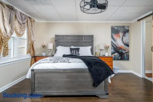 Private King Sized Basement Apartment 2 Main Queen Bedrooms With 2 Full Private Bathrooms In Each Queen Bedroom - Image 1