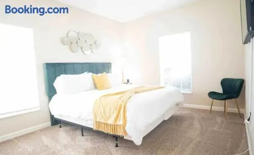 Cozy King 2 bedroom at Easton near Airport - Image 1