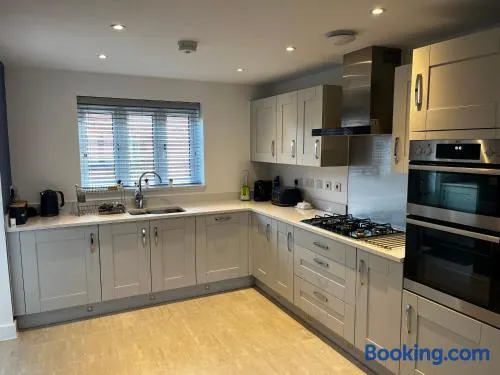 Brackley near Silverstone Grand Prix 3 double bed family home - Image 1
