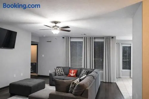 Modern 4 - Bedroom Escape 6- Beds, 3- Baths Work Groups and Families - Image 1