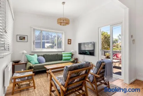 Urchins - Pet Friendly - 5 Mins Walk to Beach - Image 1