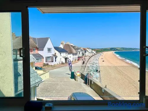 Beachfront Cottage with Sea Views & Coastal Walk - Image 1