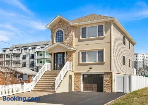 The Seabreeze Haven- Luxury 3BR Coastal Retreat - Near Beach & Free Parking - Image 1