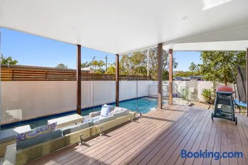 Poolside 2-Bed House in Coolum Beach - Image 1