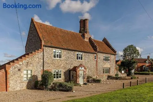NEW The Green House B&B Cromer Sleeps 20 - Image 1