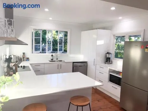 4 bedroom house - Walk to Southbank - Image 1