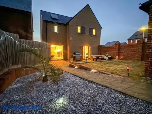 Stylish 3BR House Garden, Parking & Self Check-In - Image 1