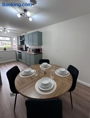Modern 3 Bed , Contractors & Families , Driveway - Image 1