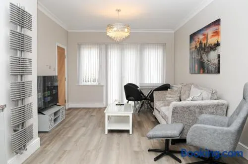 Luxury 5 Star apartments, Parking, Garden, near Metro Stations 10-15mins to London - Image 1