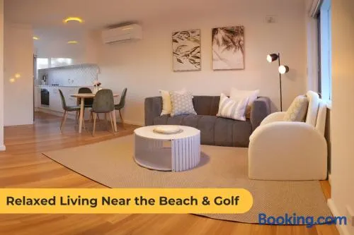 Tranquil Parkside Apartment in Glenelg North - Image 1