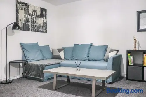 3Bedroom EnSuite SofaBed Sleeps upto 6 Contractors Families Long or Short Stay Free Parking WIFI - Image 1