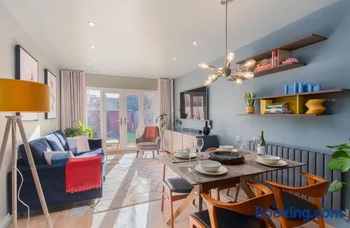 Castle Townhouse Kenilworth - Private Parking - 24 Hr Gym Access - Town Centre - Image 1