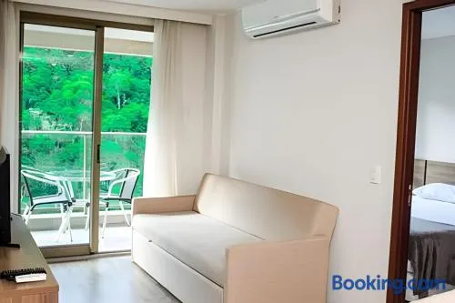 FLAT VPM - Cozinha, Varanda, Ar Cond, Estacionamento, Cama Queen, Vista Incrível, 400mb Wi-fi, TV Smart, Serviços de Streaming, Ducha Forte, Próximo a Barra da Tijuca e Recreio, 10min de carro da Praia - Image 1