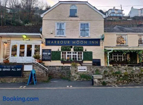 Harbour Moon Inn - Image 1
