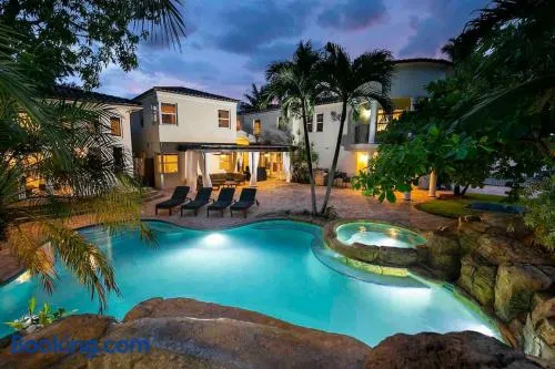 Villa sleeps 18 in Miami Shores with Movie theater / Pool / Jacuzzi - Image 1