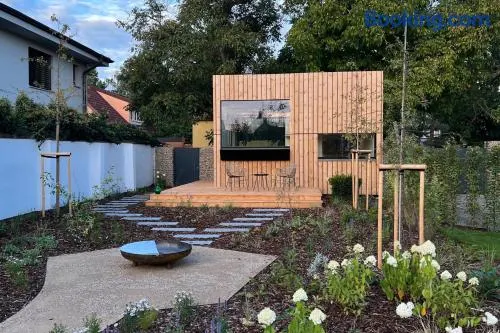 Stylish tiny house in an urban oasis - Image 1
