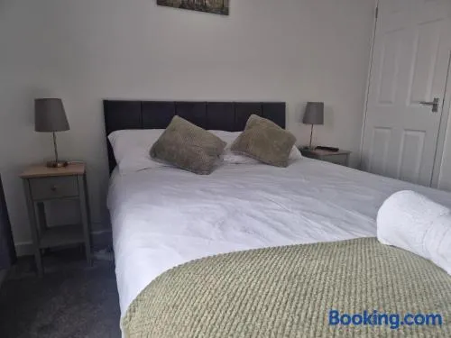 5 bedroom house - Cheshire Oaks - Image 1