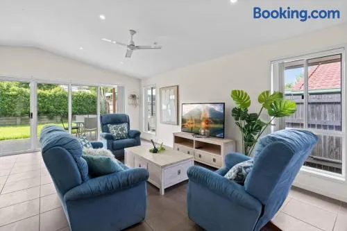 Charming 4Bedroom Home Near Train Station and Beaches - Image 1