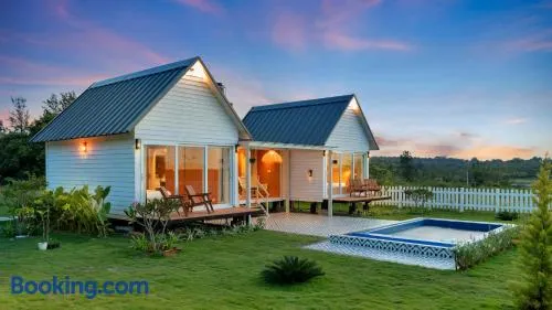 SaffronStays Cedar & Sky - Image 1