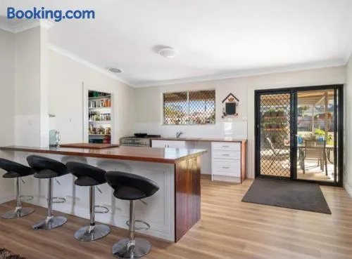 1915 cottage renovated and ready - Image 1