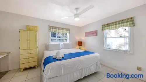 Walk to Lido Beach, Restaurants, Kayaking & Pool - Image 1