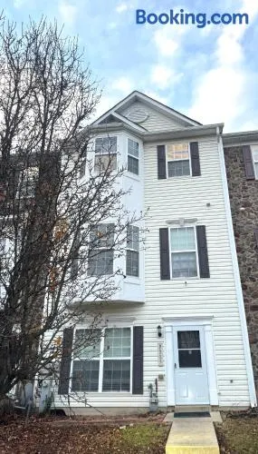 Large 4-Bedroom Entire Home with Two Living Rooms - Image 1