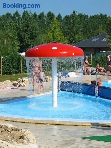 Mobil-home tout confort en camping avec terrasse couverte - Image 1