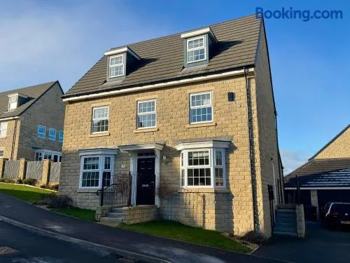 Holly House - Executive Rural Home with Jacuzzi - Image 1