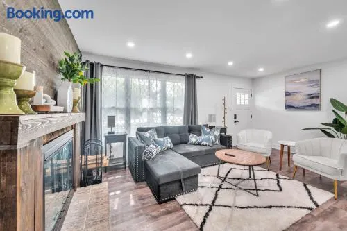 Comforting Retreat Near Woodfield Mall home - Image 1