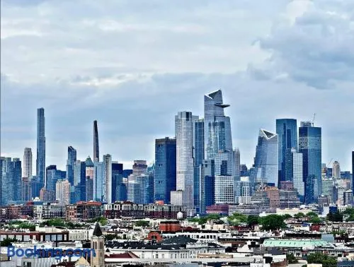 Quiet apt only 15 mins from Midtown NYC - Image 1