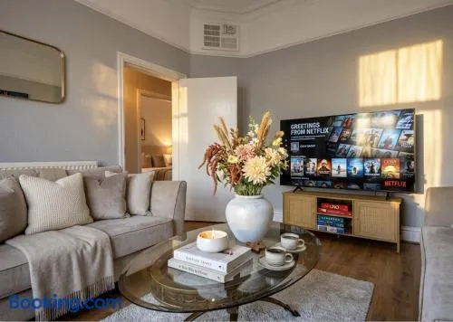 Spacious 6BR, Sleeps 12, Prime Location, Parking Free - Image 1