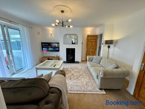 Cosy 4 Bedroom House With Secure Parking - Image 1