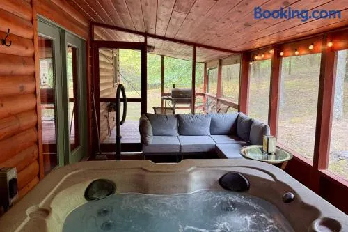 Screened Hot Tub & Peacocks Nearby - Image 1
