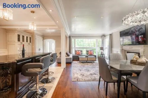 3 Bedroom Luxury House in Toronto - Image 1