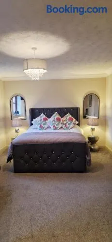 Stunning Fir Tree Corner 3 bedroom detached Executive house ideal wedding guest family home with free drive way CCTV parking for 2 vehicles or LWB Van M5 1 mile away dogs welcome by prior arrangement - Image 1