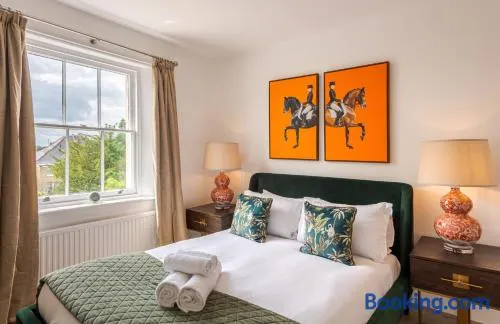 Chic 1BR Teddington Apartment Modern & Bright - Image 1