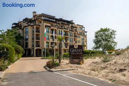 Oasis VIP Club - настаняване, ресторант и плаж - Image 1