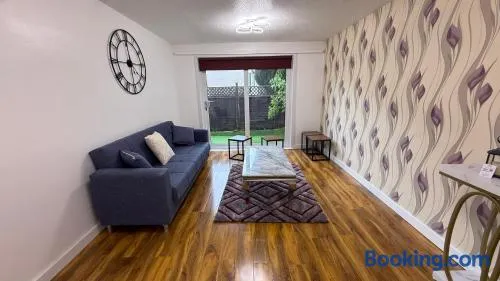 2 Bedroom Holiday Home 20 Mins from Loch Lomond - Image 1