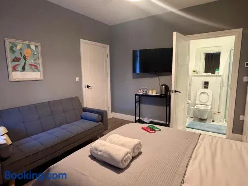 40th Avenue Guest House - Image 1