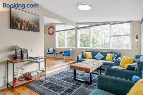 GreenLeafRetreat in Katoomba-Leura-Wentworth Falls-Blue Mountains-Pets Welcome-Free Parking & WIFI - Image 1