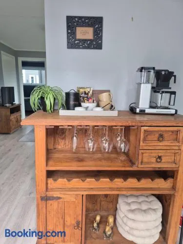 Central 3-room apartment with free parking - Image 1