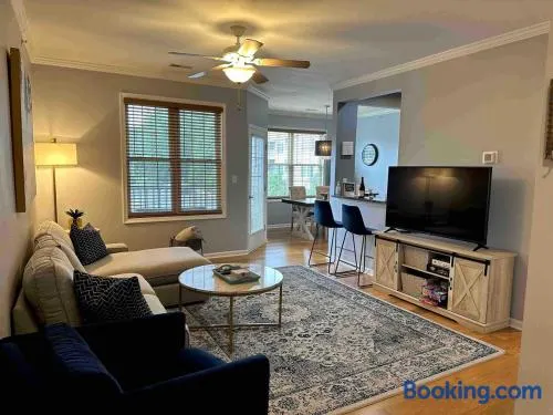 Lovely 2-bedroom condo, close to beaches - Image 1