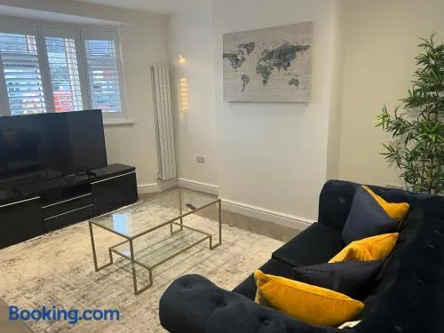 Lux 2 Bedroom Hse, 2 Free Parking, Close to station - Image 1