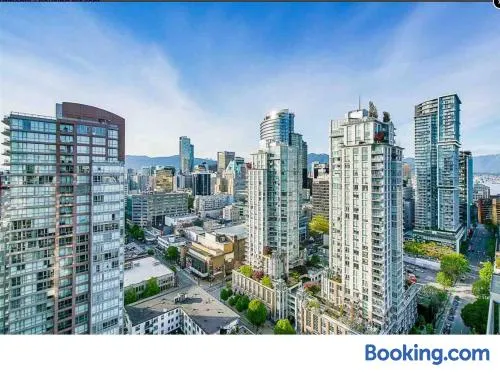 Stylish Yaletown Condo - Walk to BC Place, Canada Place & Skytrain - Free Parking - Image 1