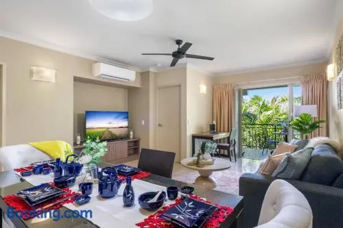 Resort Splendor - Top Floor Apartment in Cairns One - Image 1