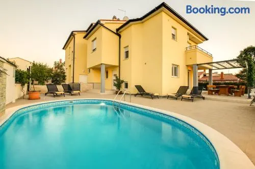 Voll ausgestattetes Ferienhaus mit Garten, Terrasse und privatem Pool - Image 1