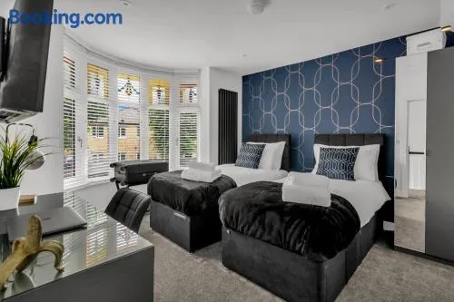 Stanley Executive 2 Bedrooms 4 Beds 2 Bathrooms - Image 1