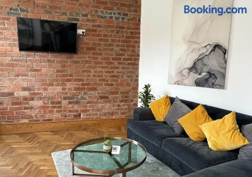 Stylish 1-Bedroom Apartment in Chapel Allerton with Free Parking - Image 1