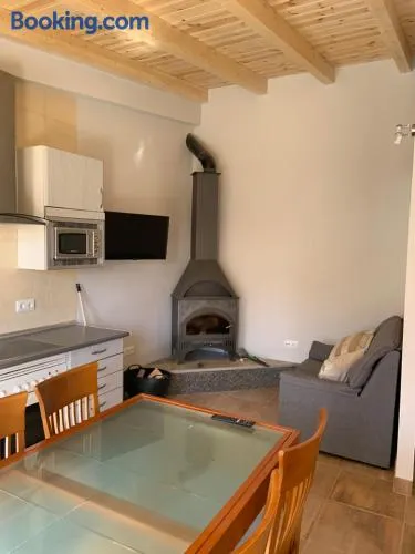 Agradable casa con chimenea y patio totalmente privado - Image 1