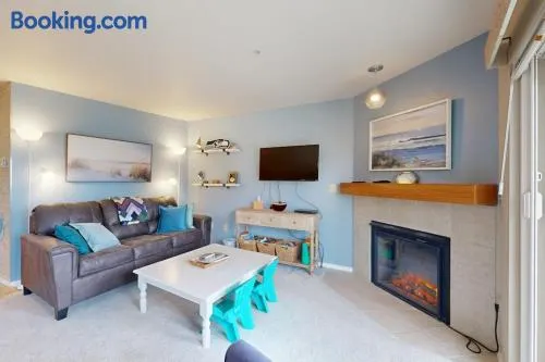 Oceanfront Condo with stunning views WIFI W&D fireplace & great location - Image 1